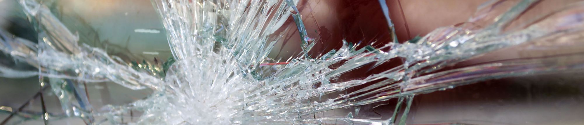 Eine kaputte Autoscheibe.