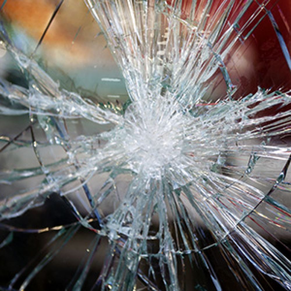 Eine kaputte Autoscheibe.