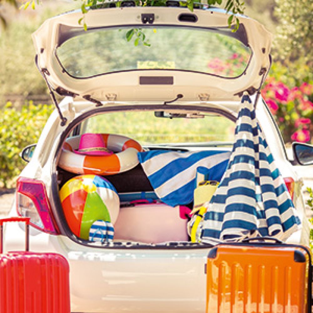 Ein KFZ vollbepackt mit Koffern und Badeutensilien, bereit für den Urlaub.